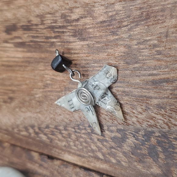 Newspaper ribbon pendant - Picture 1 of 2